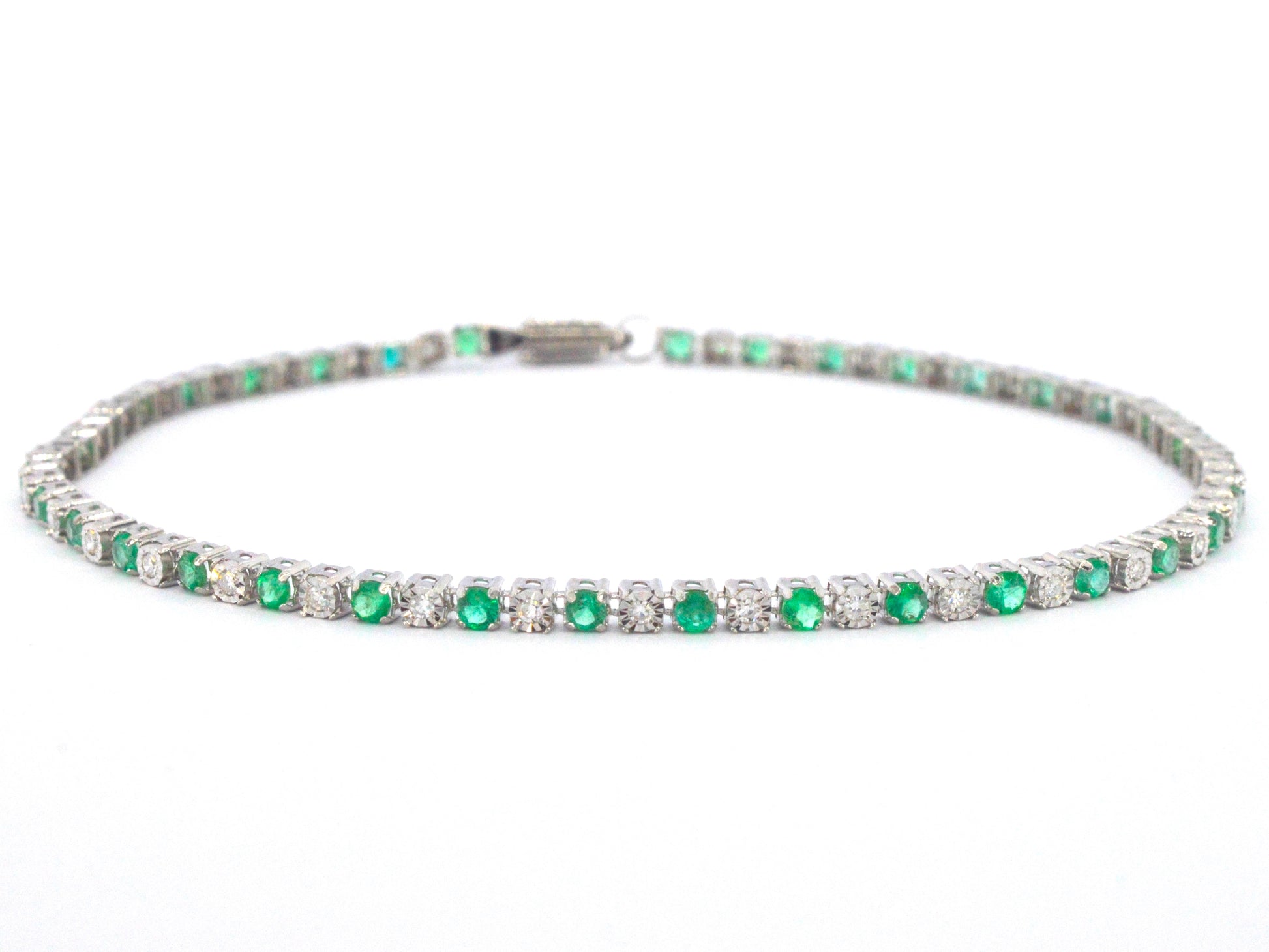 Witgouden tennisarmband met diamanten en smaragden