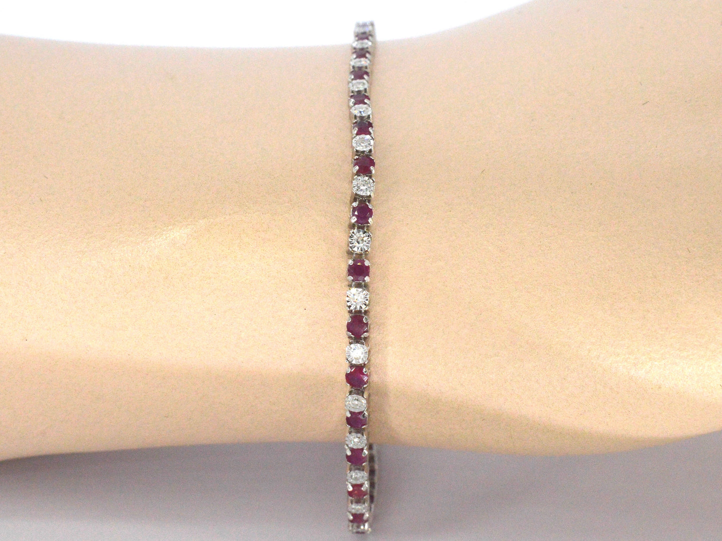 Witgouden tennisarmband met diamanten en robijnen