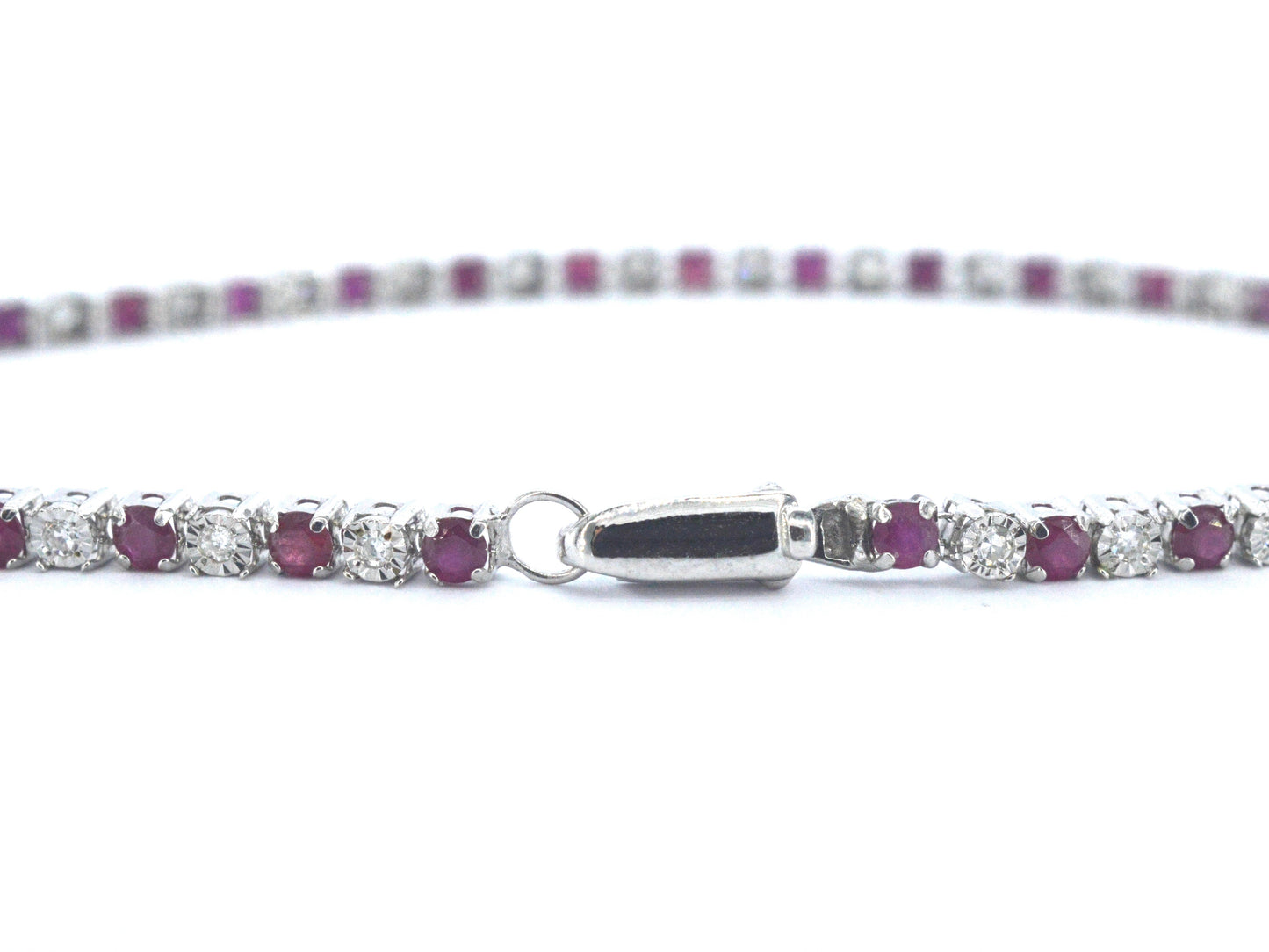 Witgouden tennisarmband met diamanten en robijnen