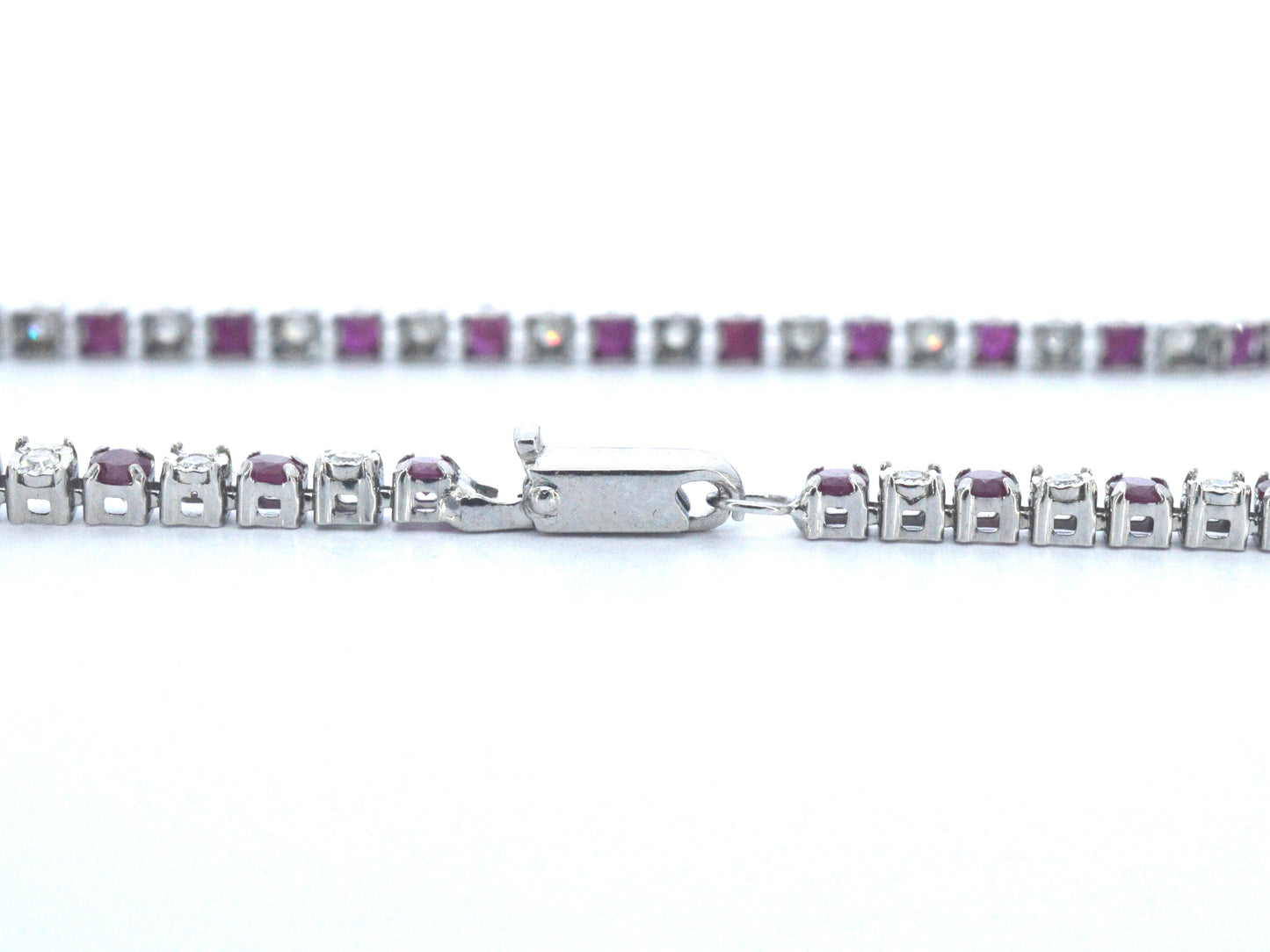 Witgouden tennisarmband met diamanten en robijnen