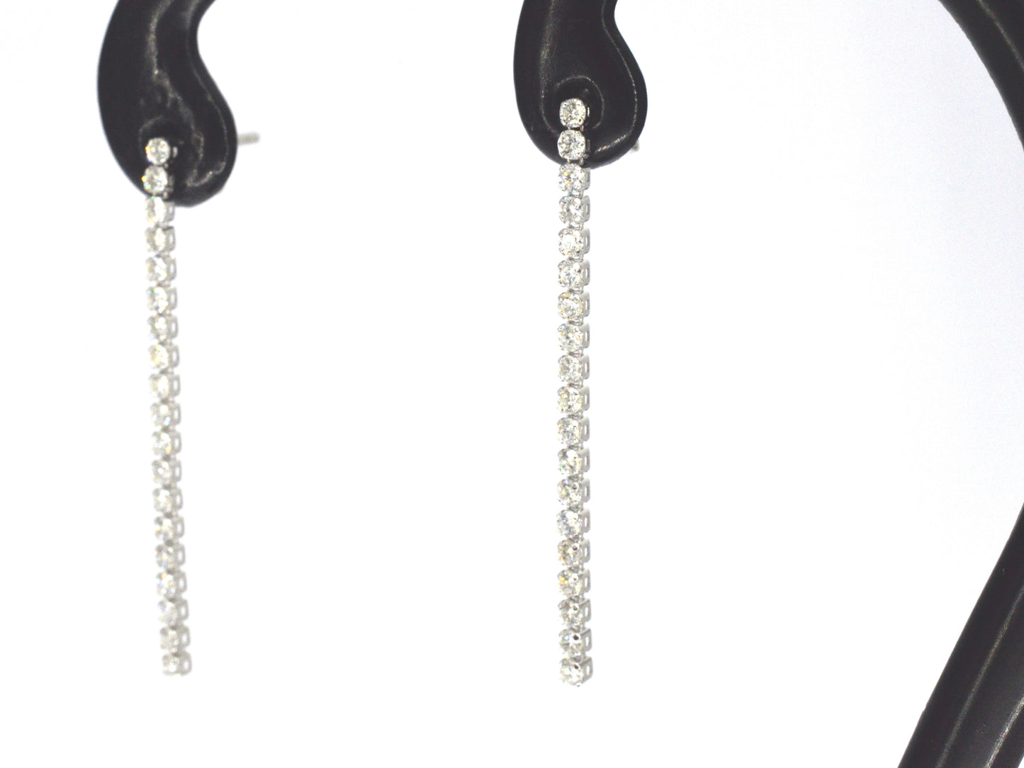 Witgouden oorhangers met een rij aan natuurlijke diamanten