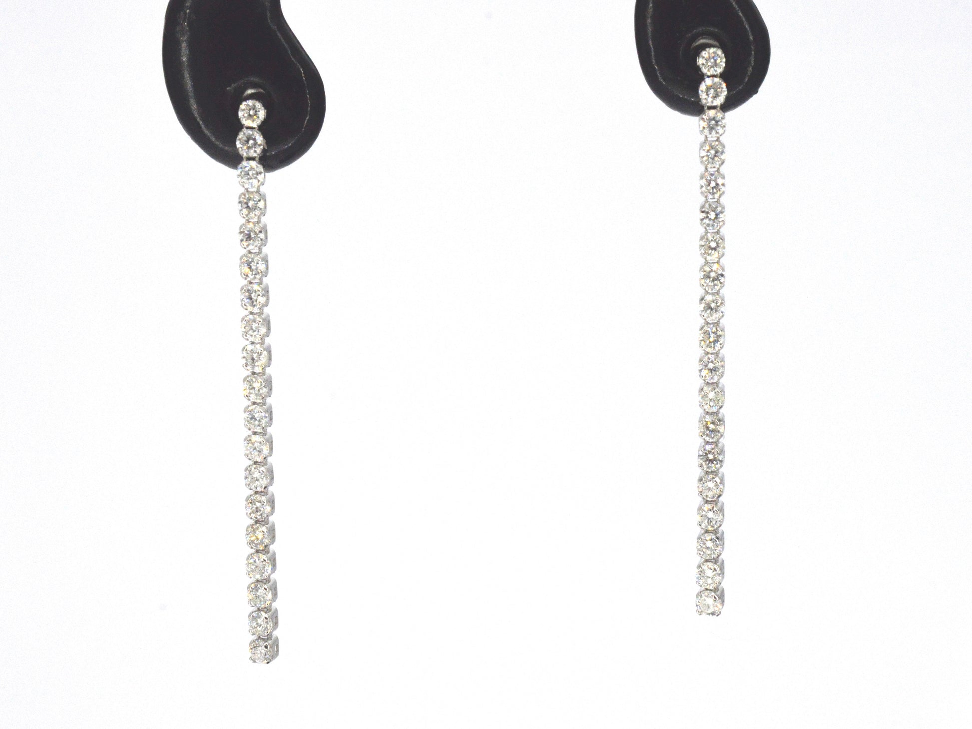 Witgouden oorhangers met een rij aan natuurlijke diamanten