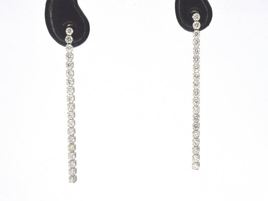 Witgouden oorhangers met een rij aan natuurlijke diamanten