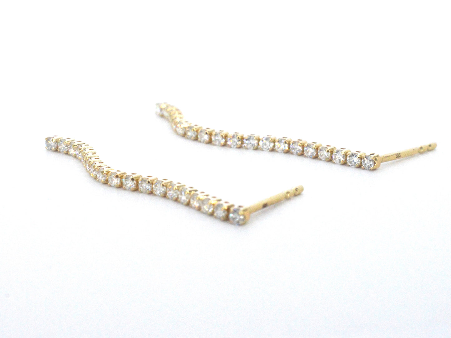 Gouden oorhangers met een rij aan natuurlijke diamanten