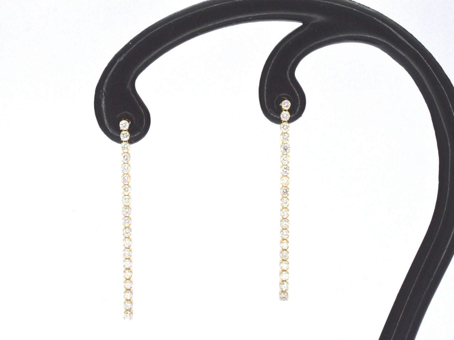 Gouden oorhangers met een rij aan natuurlijke diamanten