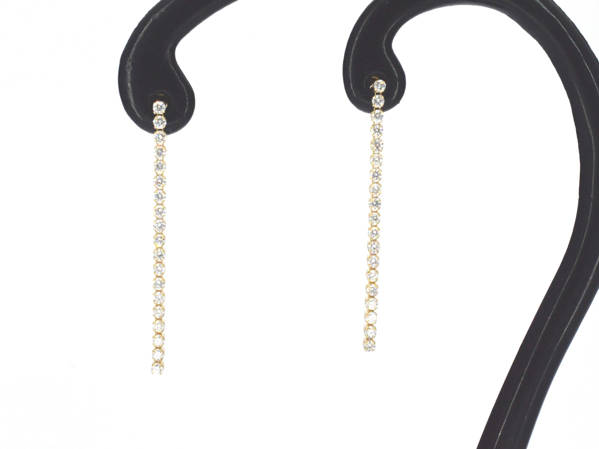 Gouden oorhangers met een rij aan natuurlijke diamanten