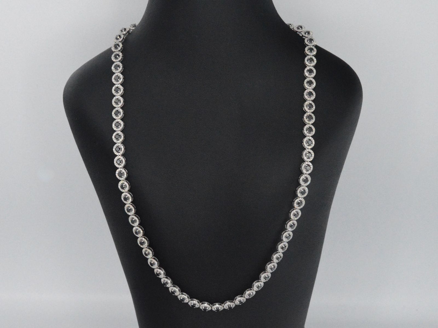 Witgouden collier volledig met witte en zwarte diamanten 14.00 carat