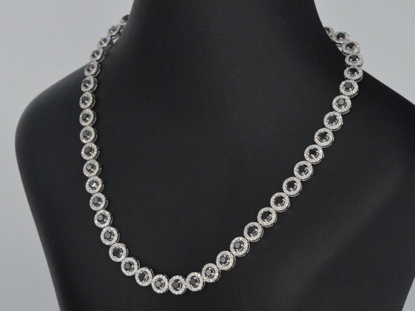 Witgouden collier volledig met witte en zwarte diamanten 14.00 carat