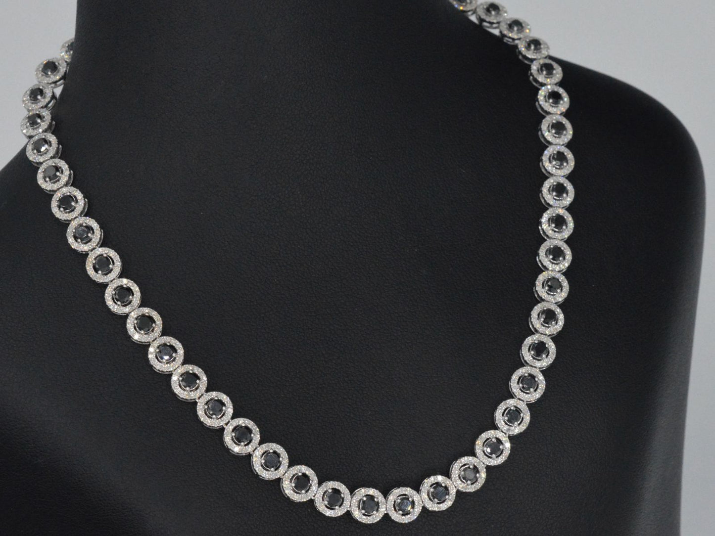 Witgouden collier volledig met witte en zwarte diamanten 14.00 carat