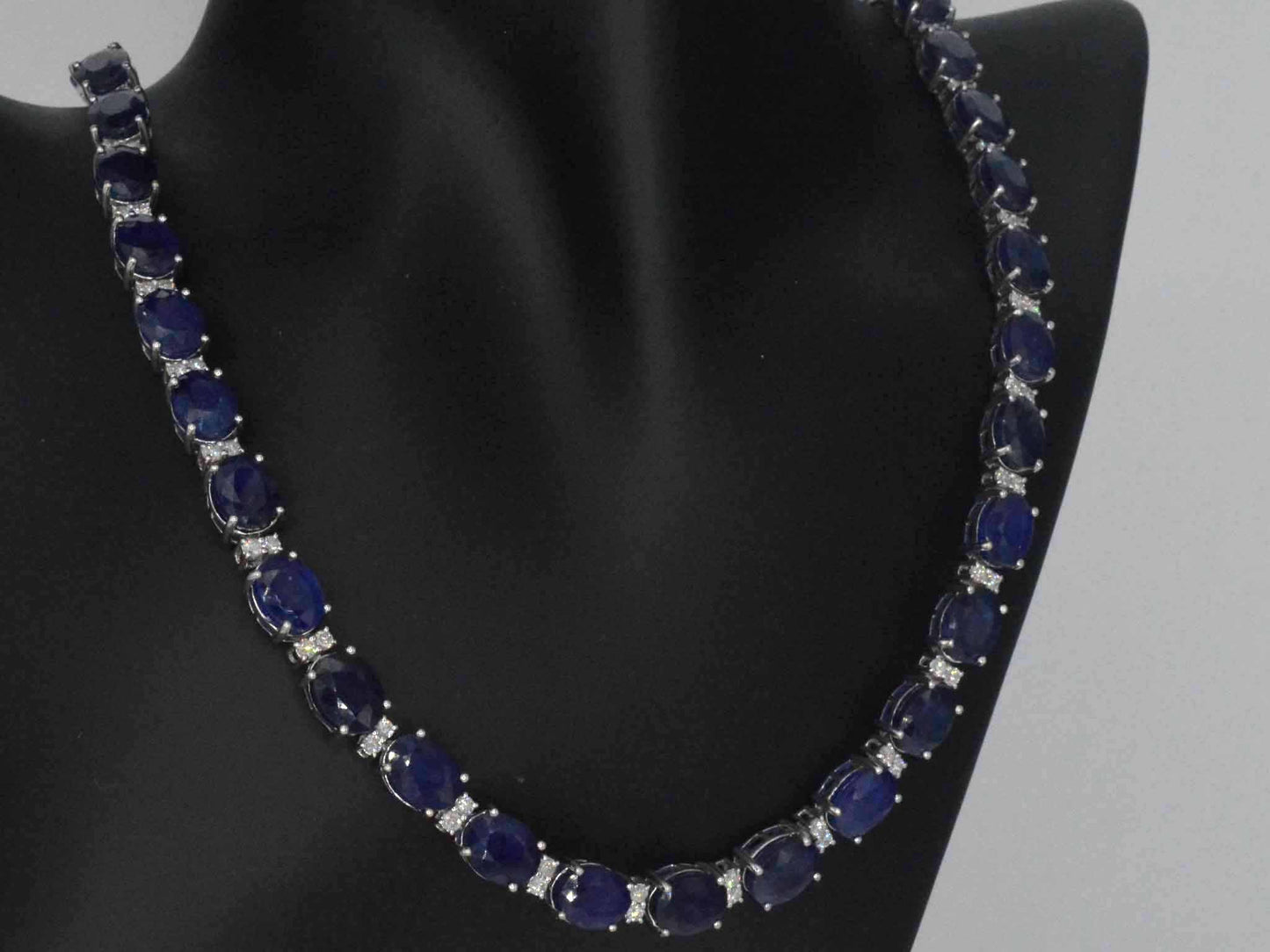 Tenniscollier met grote saffieren en natuurlijke diamanten