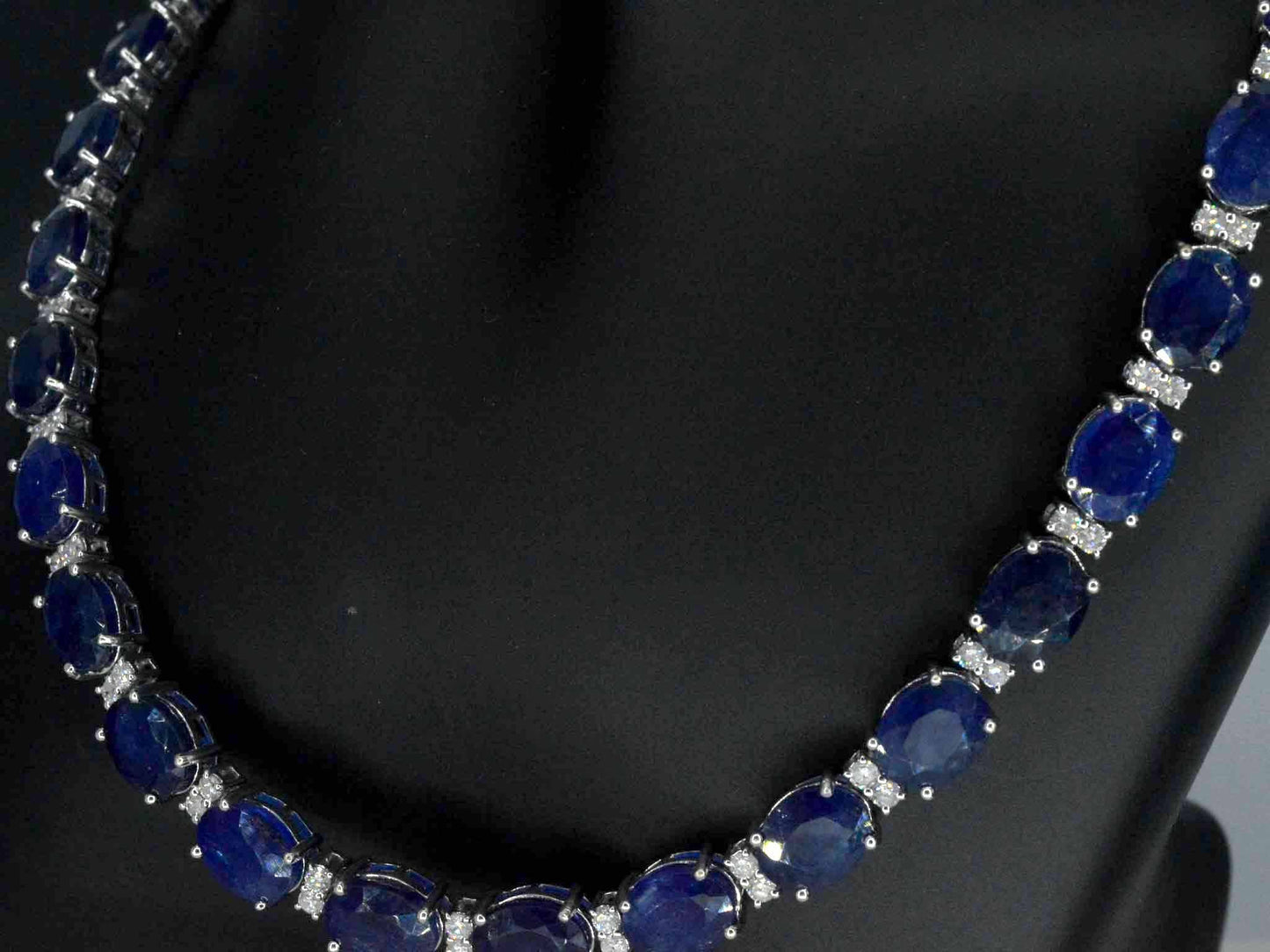 Tenniscollier met grote saffieren en natuurlijke diamanten