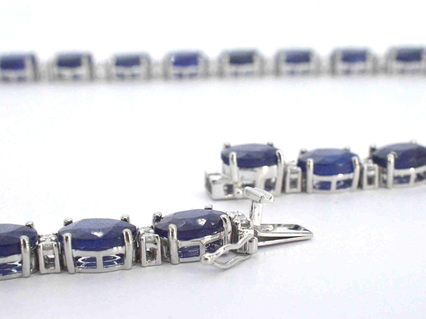 Tenniscollier met grote saffieren en natuurlijke diamanten