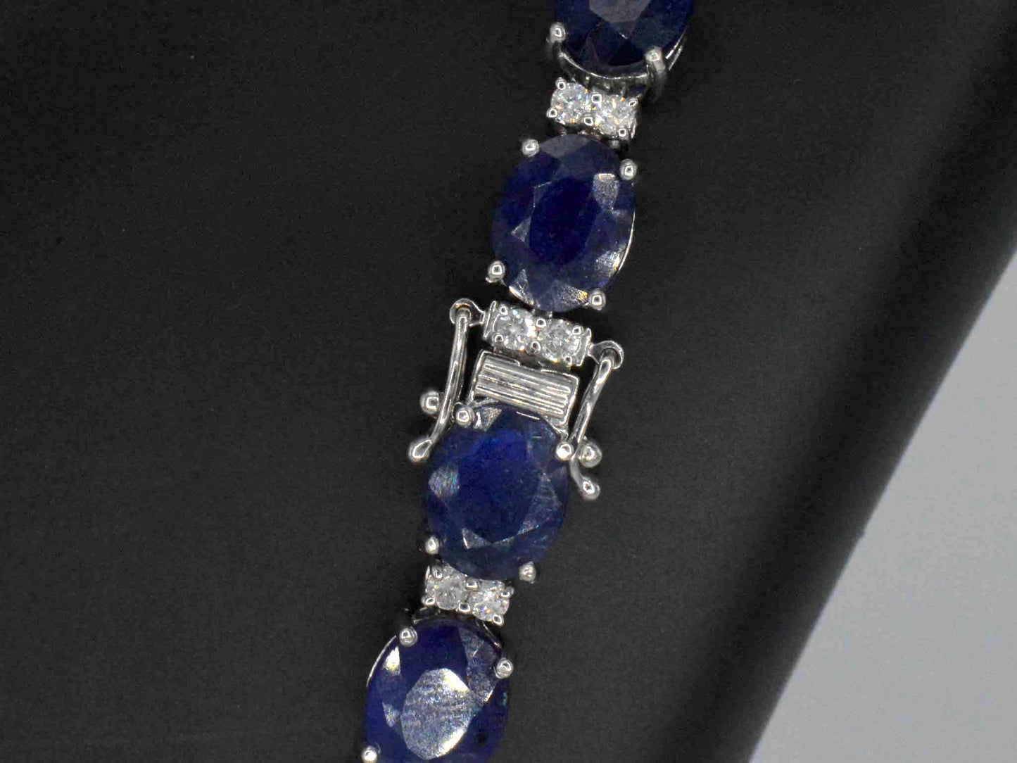 Tenniscollier met grote saffieren en natuurlijke diamanten