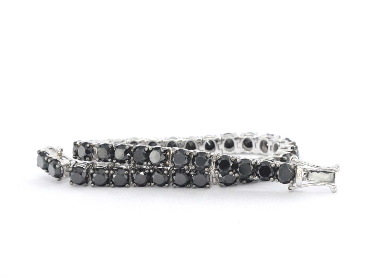 Witgouden armband met zwarte diamanten 21.00 carat