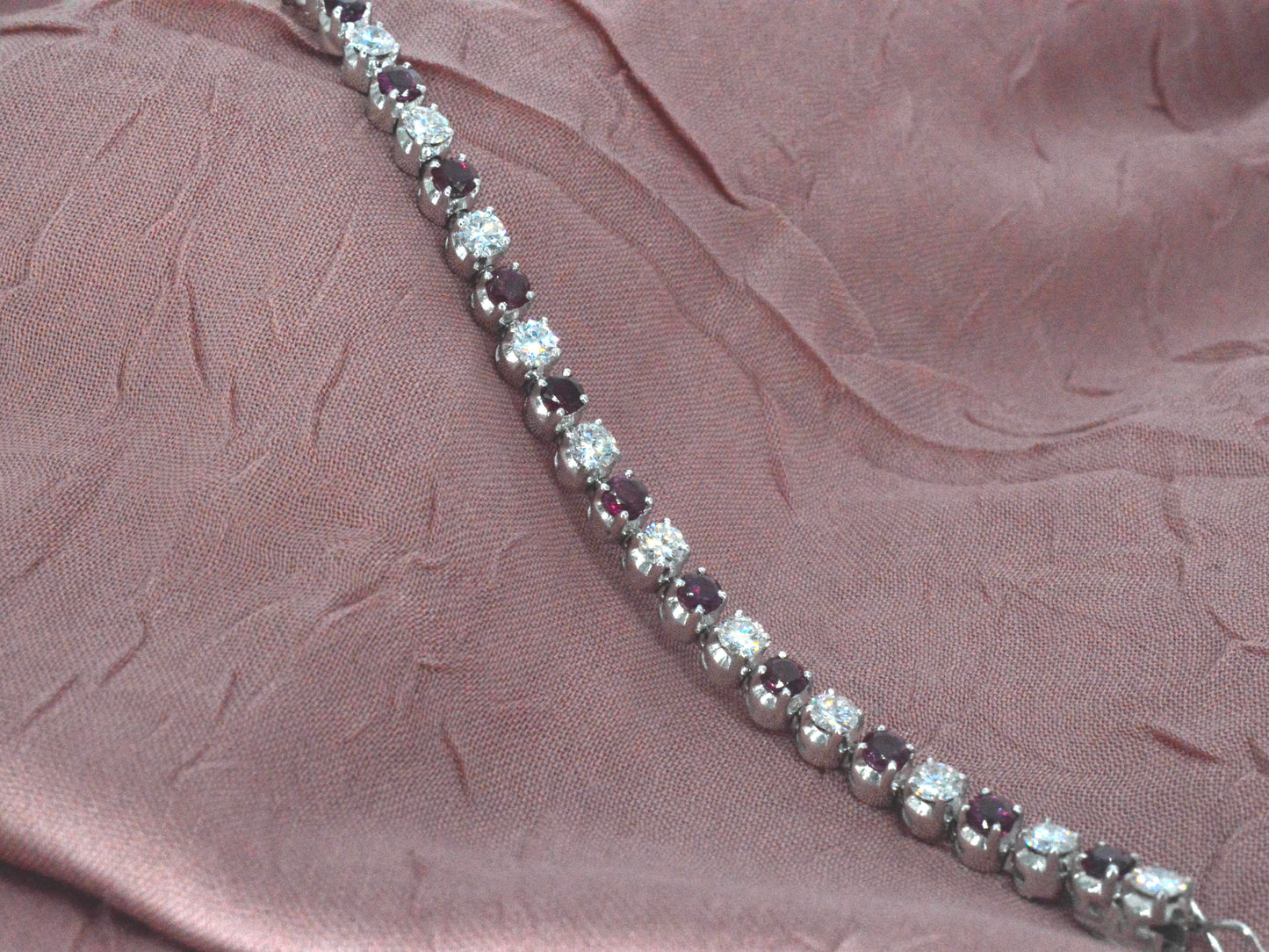 Gouden 18 karaat tennisarmband met hoge kwaliteit natuurlijke diamanten en robijnen