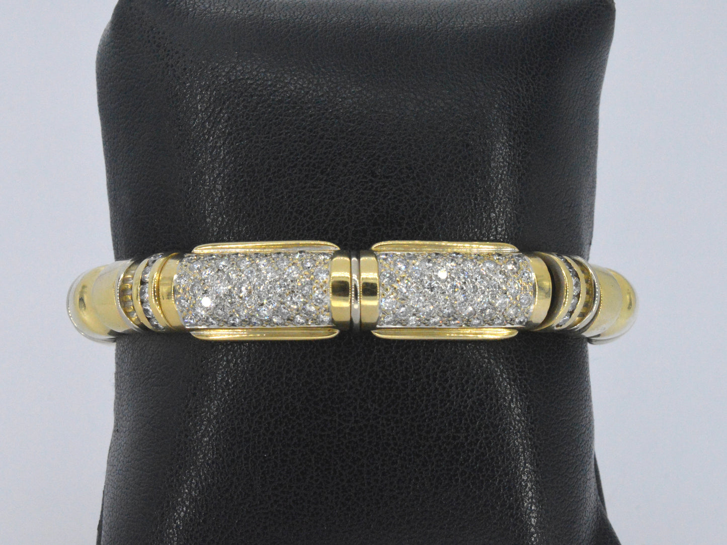 Gouden brede bangle armband met hoge kwaliteit aan diamanten