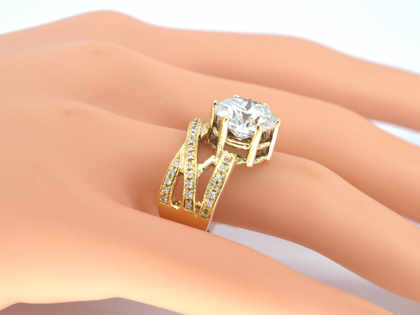 Gouden ring met een grote briljant van 5 carat en diamanten