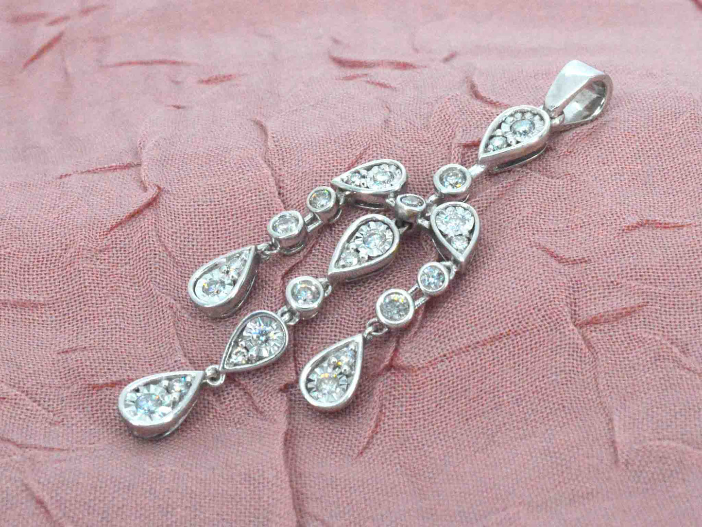 Witgouden hanger in bijzonder design met diamanten