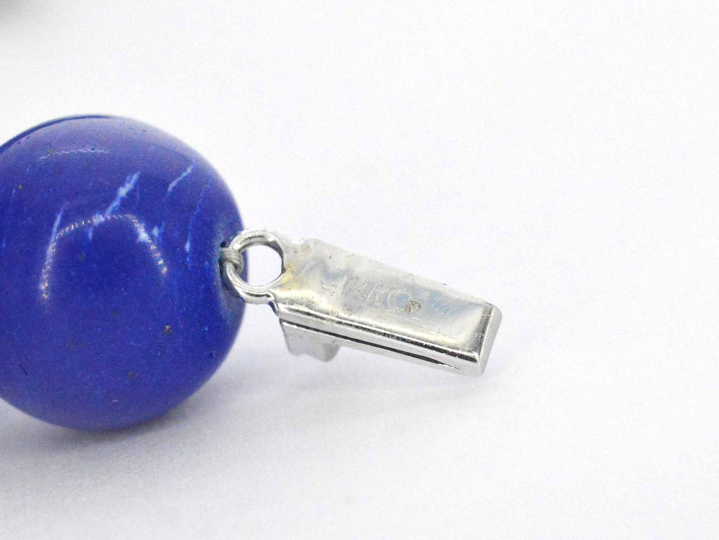 Halsketting met lapis lazuli edelsteen en een witgouden sluiting met diamant