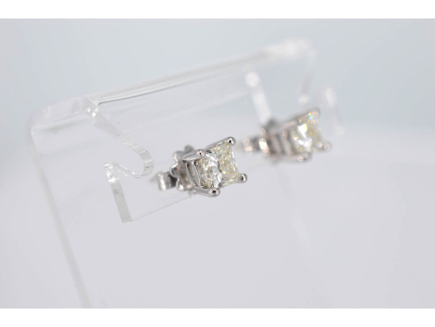 Witgouden oorbellen met princess geslepen diamanten 1.50 carat