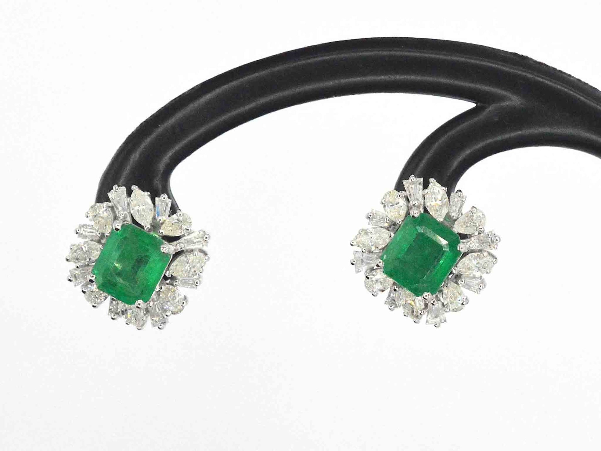 Witgouden oorbellen met diamanten en smaragden 6009-2