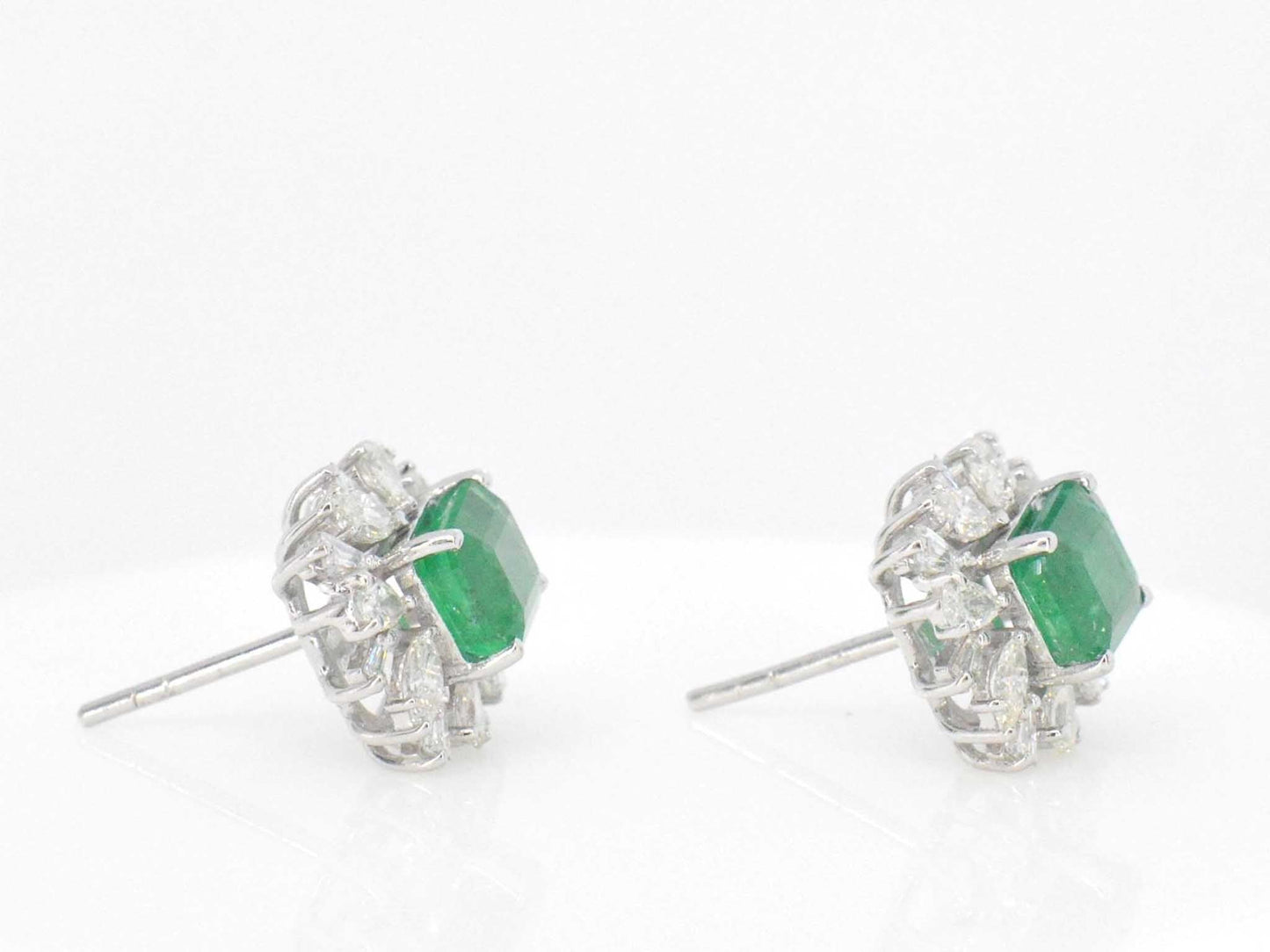 Witgouden oorbellen met diamanten en smaragden 6009-3