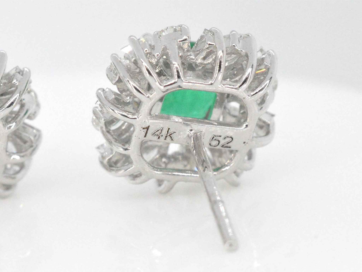 Witgouden oorbellen met diamanten en smaragden 6009-6