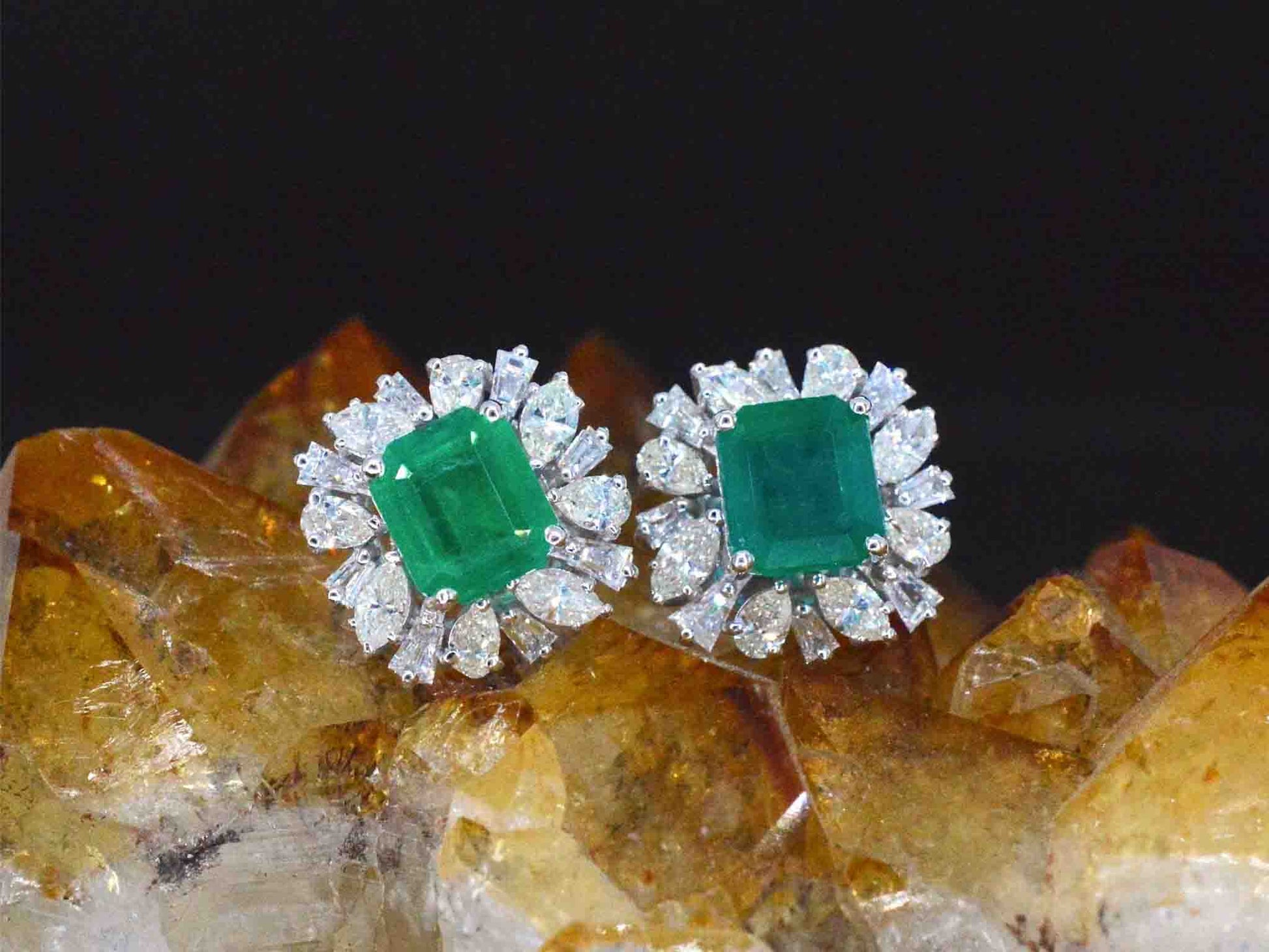 Witgouden oorbellen met diamanten en smaragden 6009-7