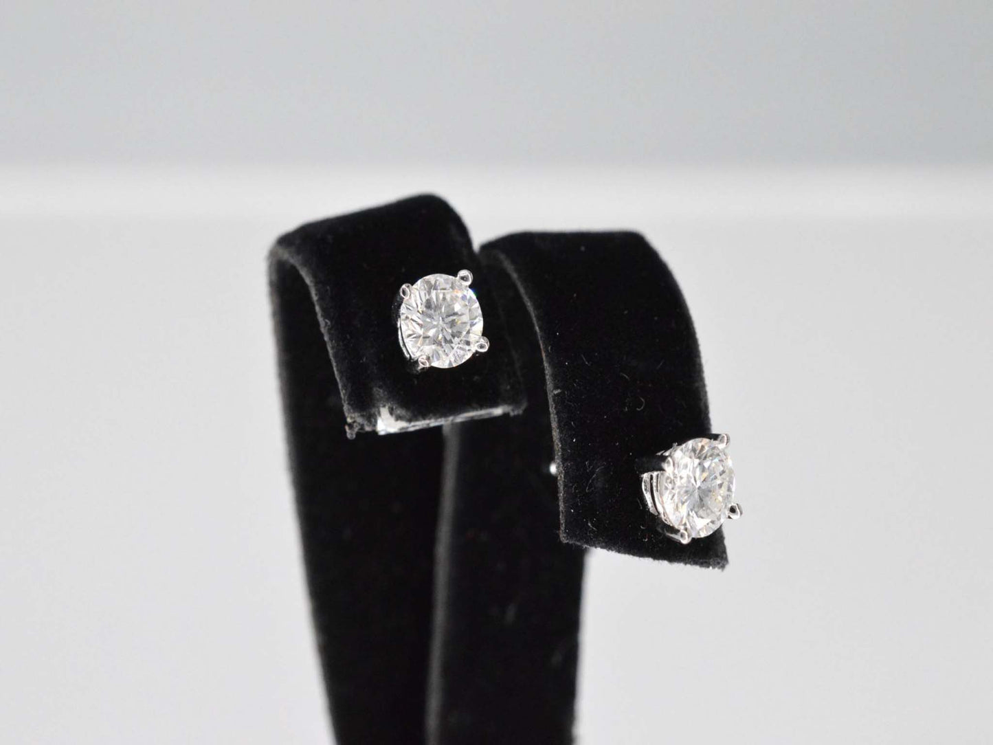 Witgouden oorbellen met diamant 0.50 carat