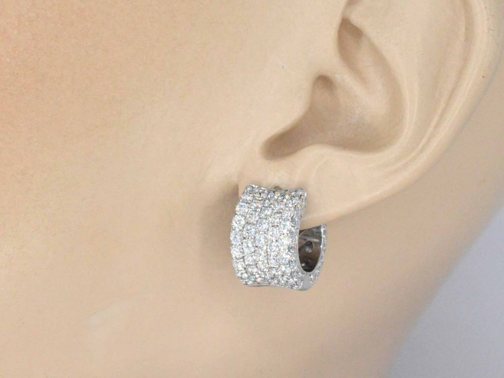 Witgouden oorbellen met diamanten