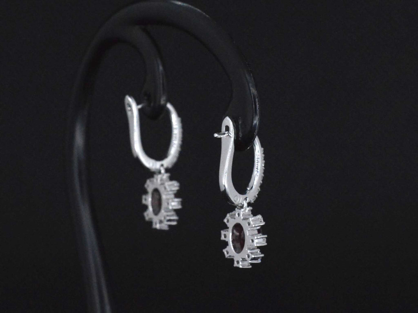 Witgouden oorbellen met diamanten en robijnen