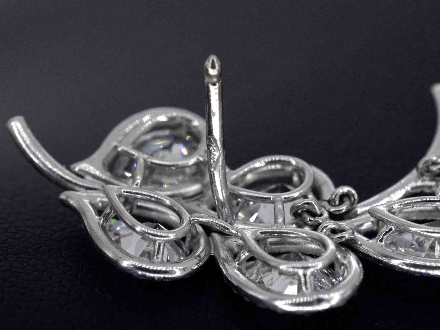 Bijzondere exclusieve handgemaakte oorsieraden bezet met uitzonderlijk hoge kwaliteit geslepen diamanten