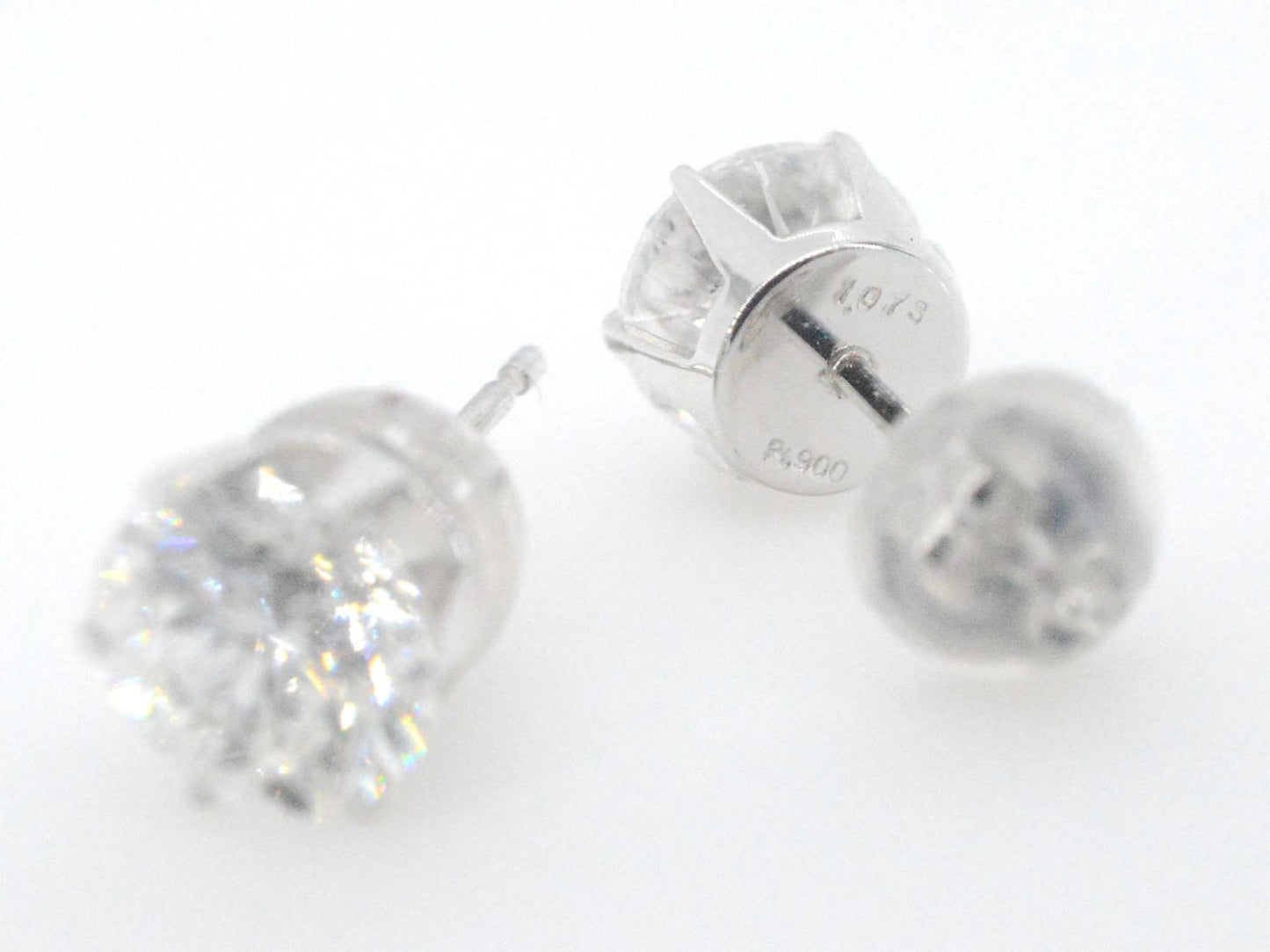 Platina solitair oorbellen met natuurlijke briljant geslepen diamanten