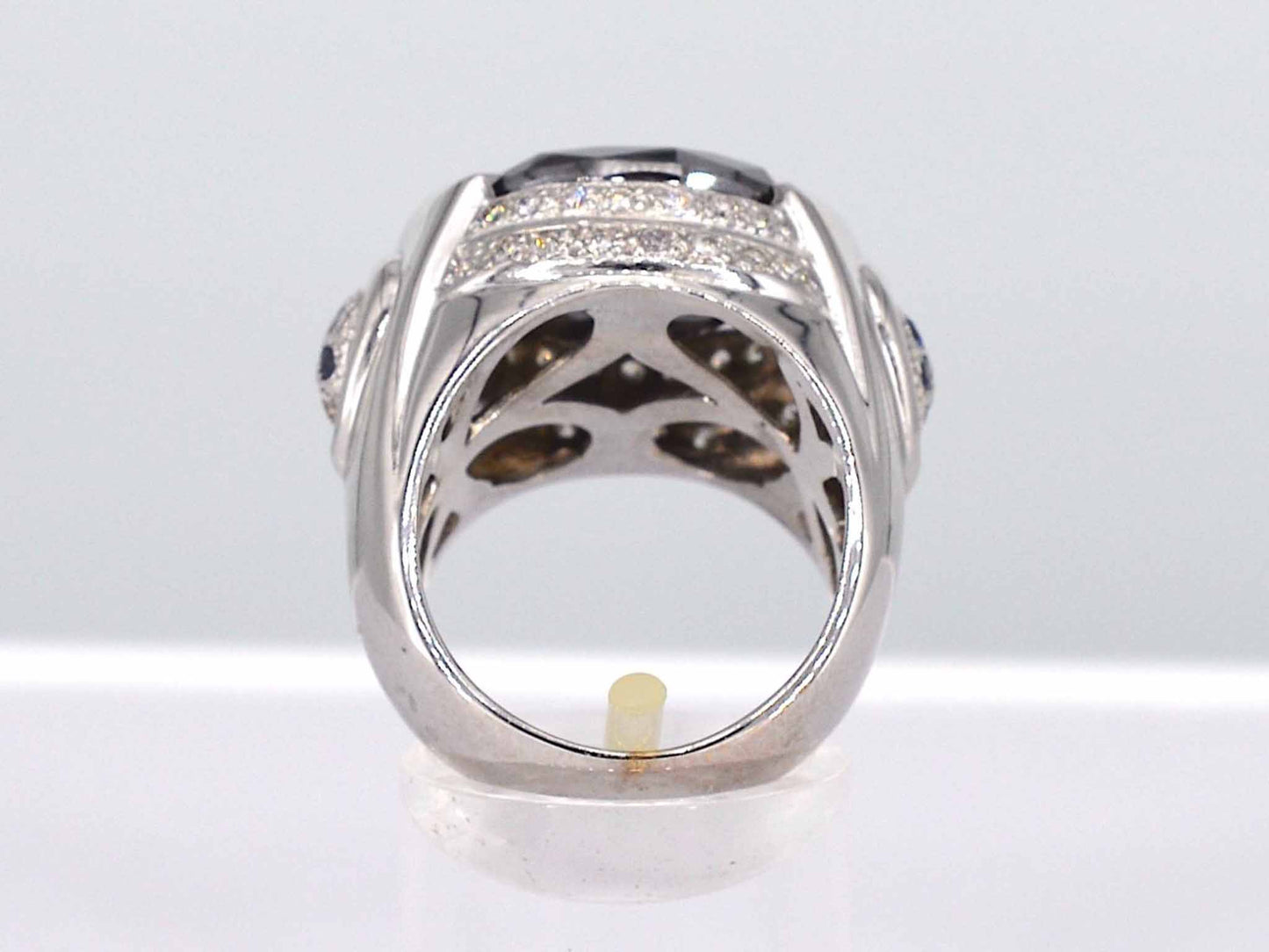 Witgouden ring met een grote zwarte briljant en diamanten