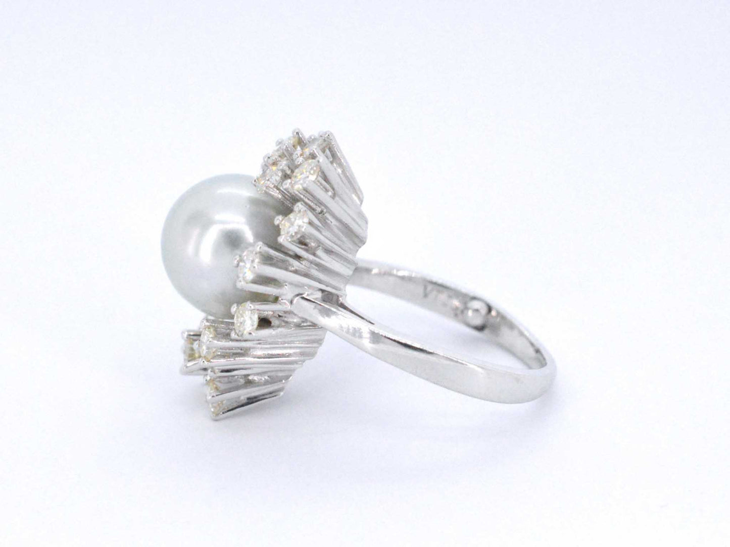 Witgouden entourage ring met diamanten en een bijzondere zuidzee parel