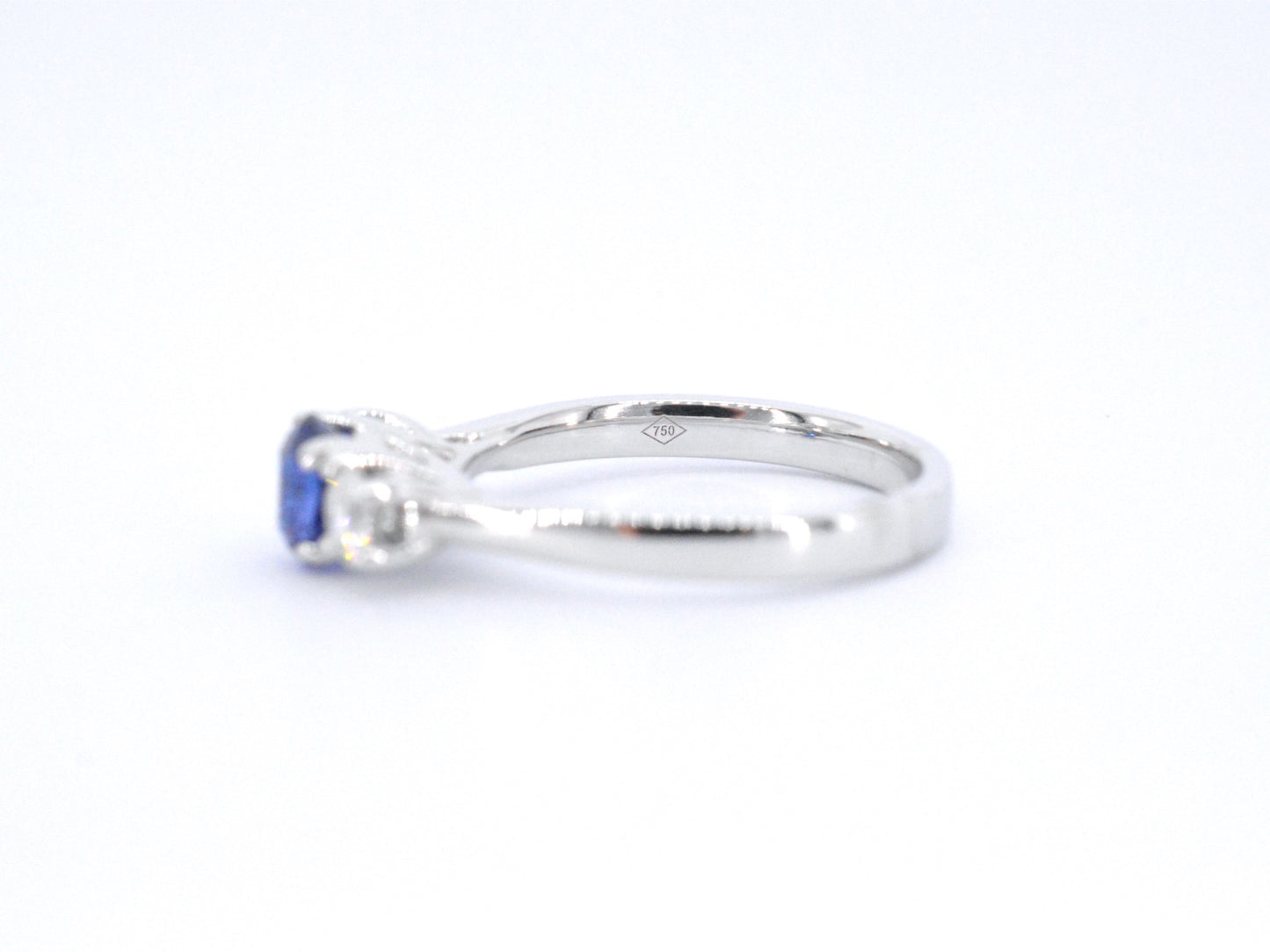 Gouden ring met diamant en een blauwe saffier