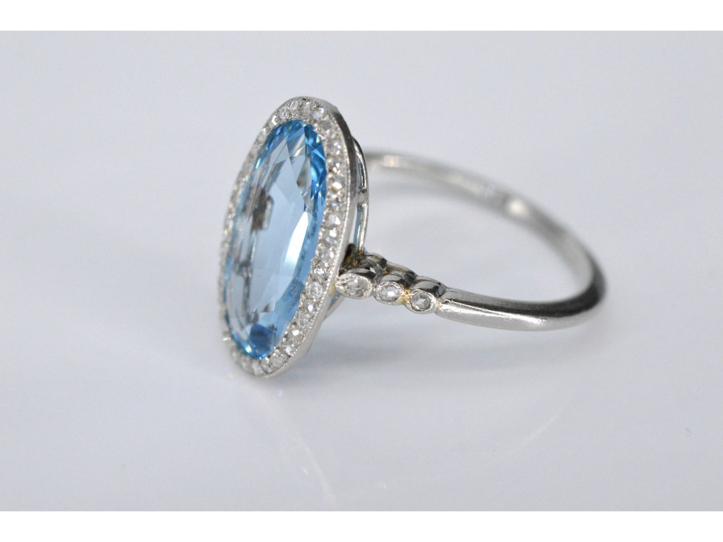 Art Deco stijl ring met blauwe edelsteen en roosdiamant