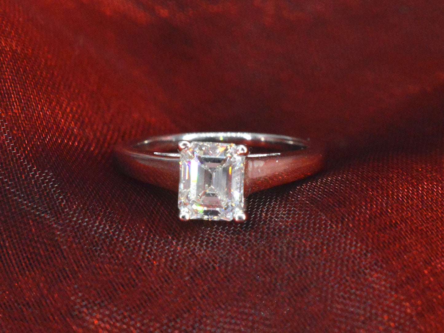 Witgouden solitair ring met een emerald diamant van 1.20 carat