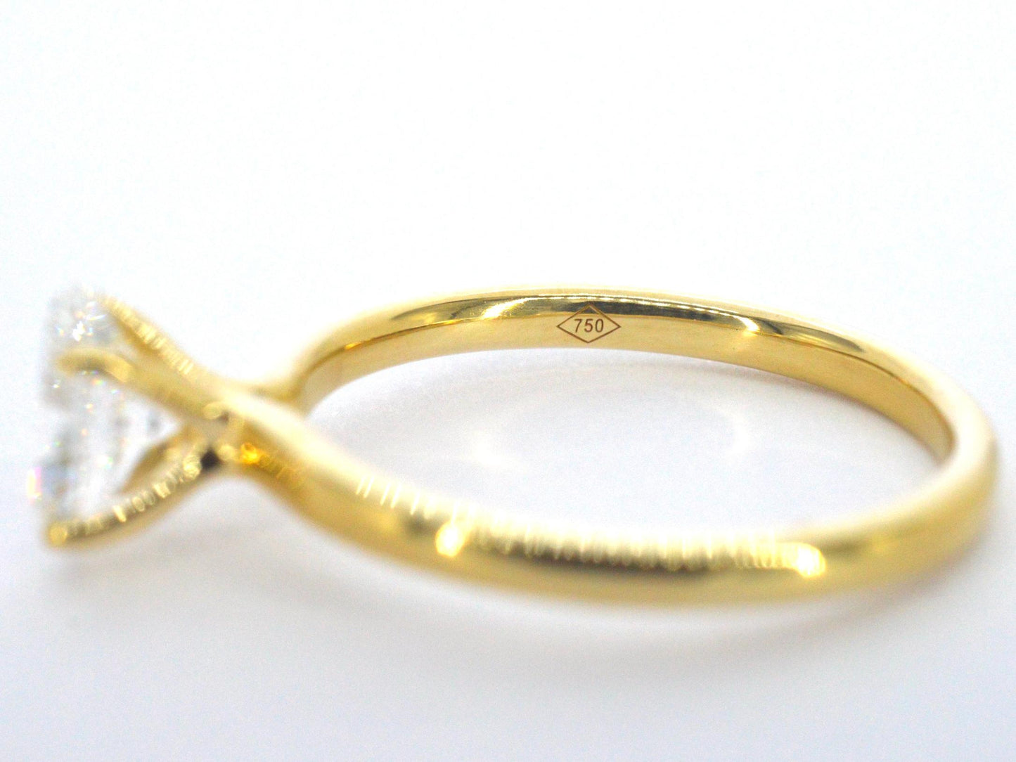 Gouden solitair ring met een 1.00 carat ovaal geslepen diamant