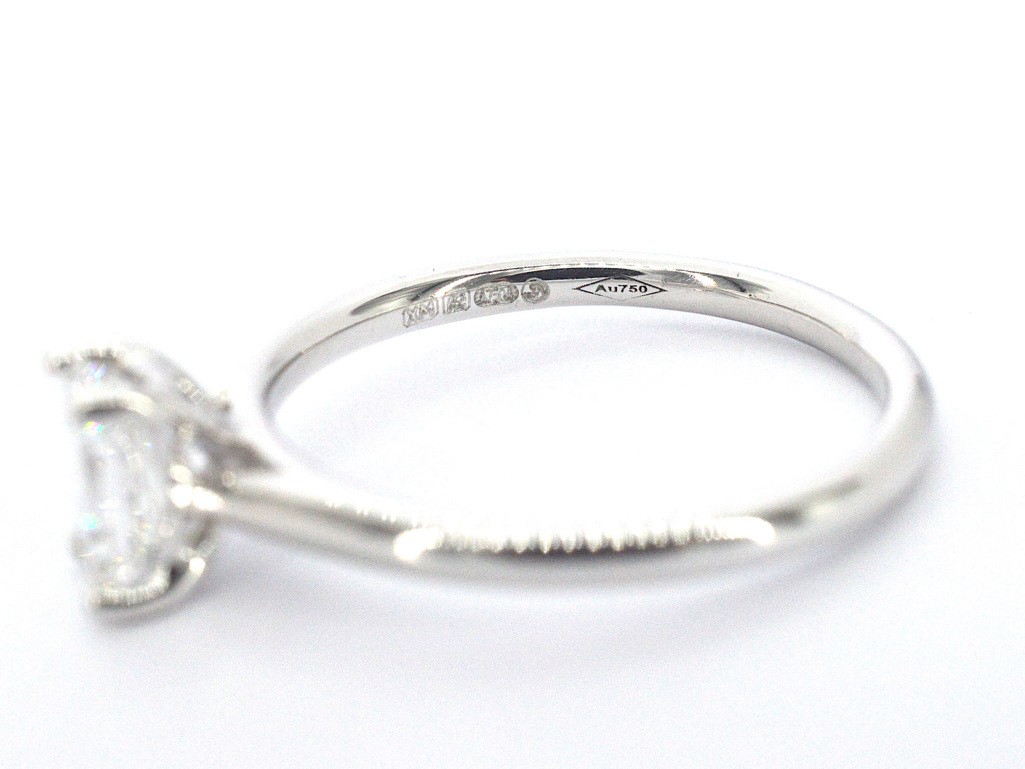 Witgouden ring van 18 carat met een Emerald geslepen diamant van zeer hoge kwaliteit met GIA certificaat