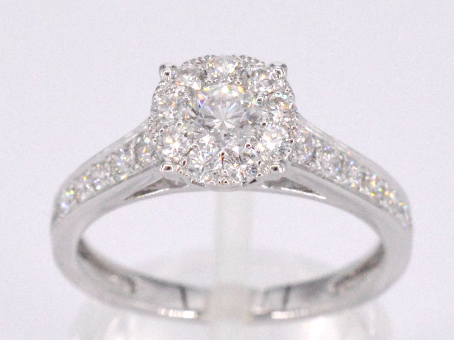Witgouden entourage ring met briljant geslepen diamanten 1.00 carat