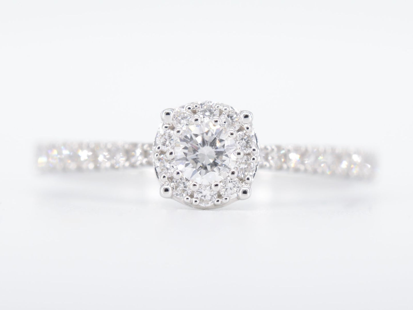 Witgouden entourage ring met diamanten