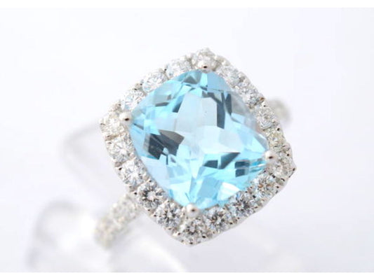 Witgouden entourage ring met natuurlijke topaas en diamanten