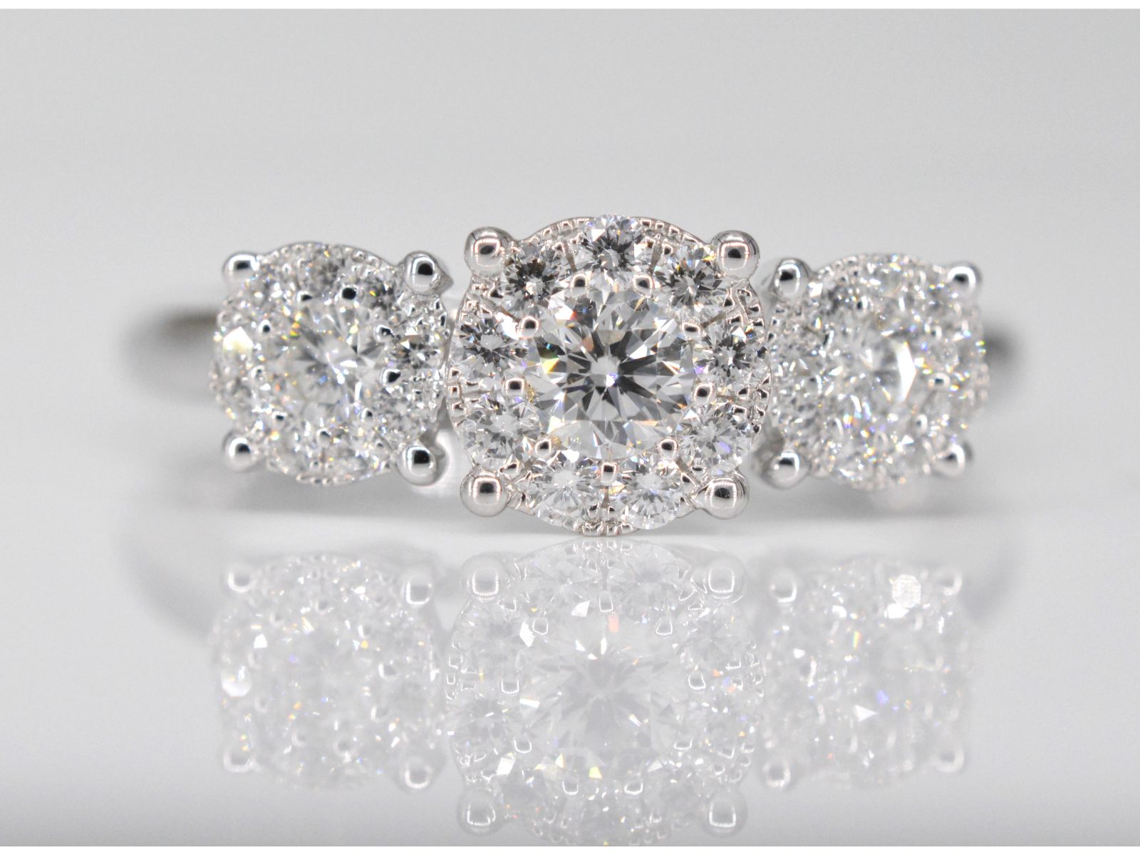 ring met drie chatons van diamanten 0.75 carat