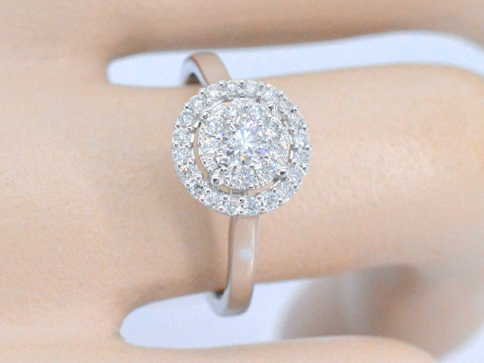 Witgouden entourage ring vol gezet met diamanten 1008-1