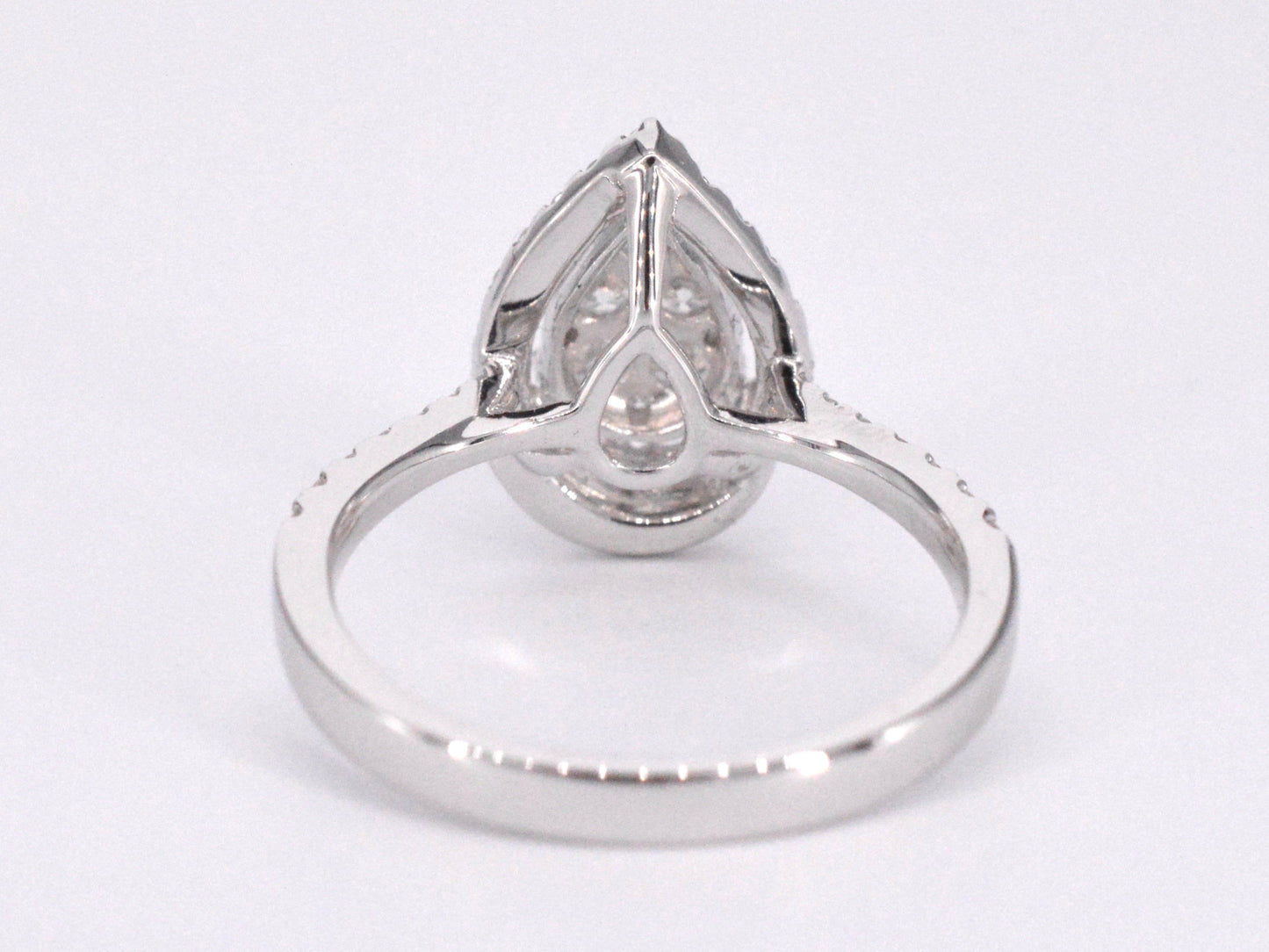 Witgouden entourage ring diamanten pear shape