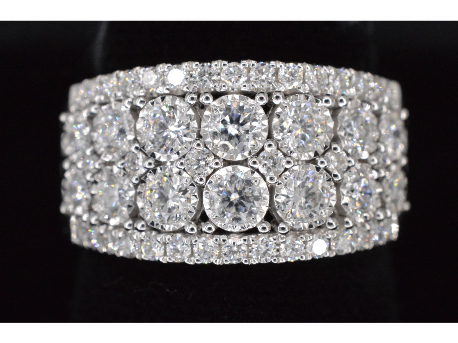 Witgouden pavering met diamanten