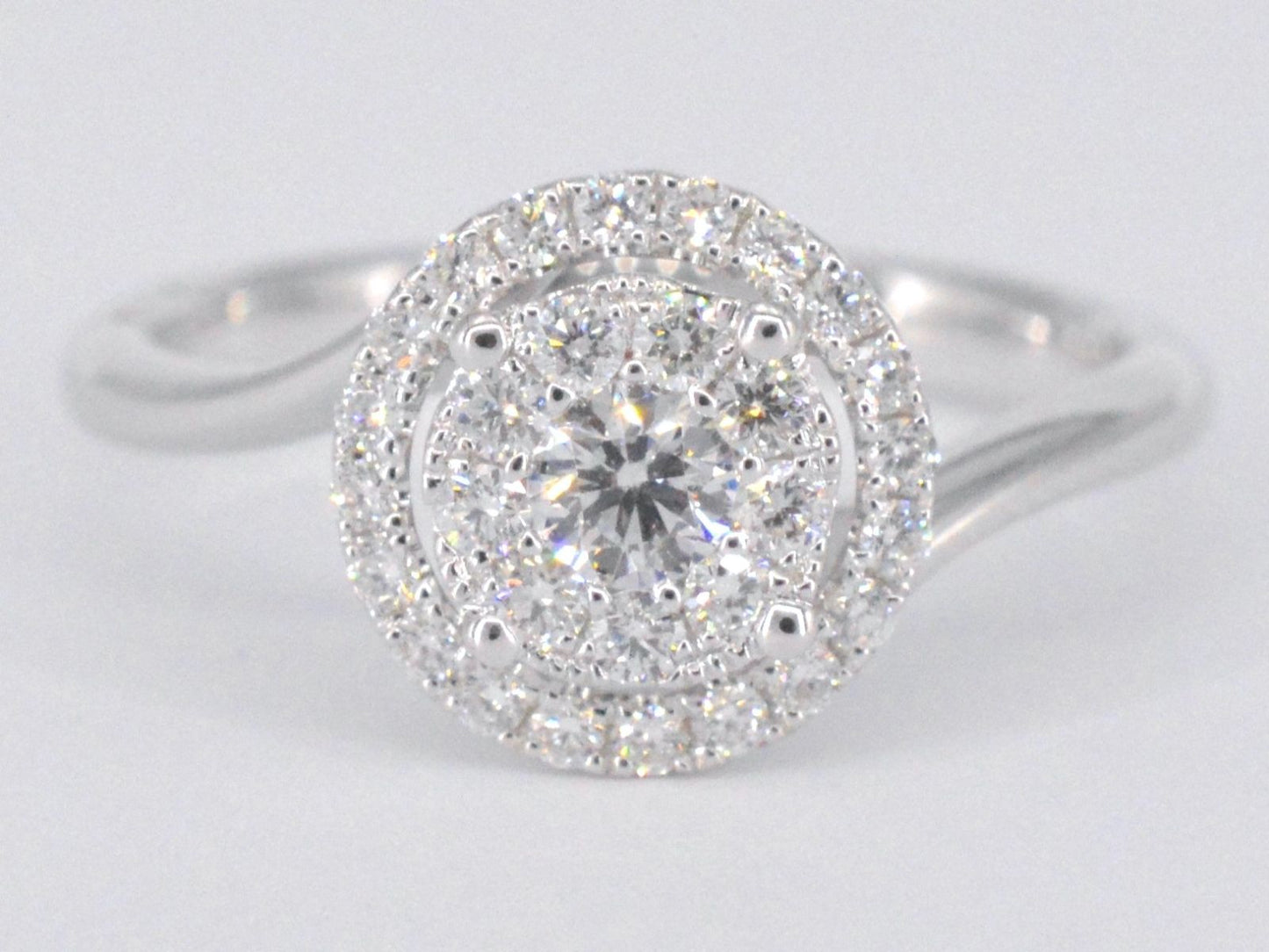 Witgouden entourage slagring met diamanten