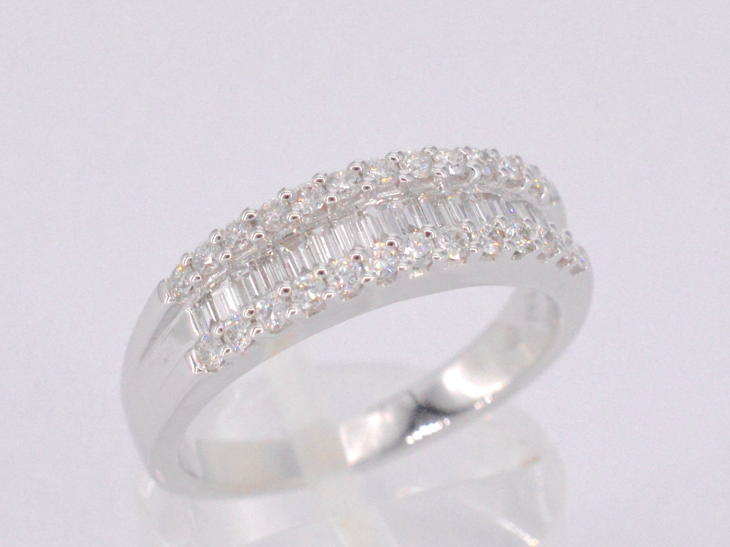 Witgouden ring met briljant en baguettes