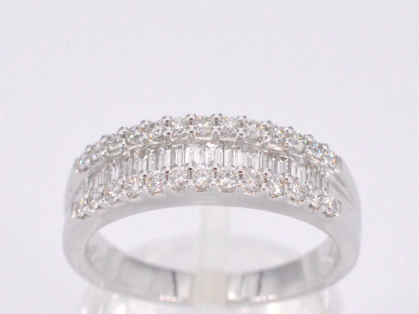 Witgouden ring met briljant en baguettes